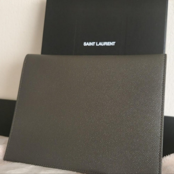 Ysl Small Pouch in Grain De Poudre Leather Green. - Picture 7 of 14